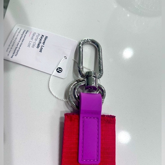 Lululemon never lost keychain NWT berry: magenta - Picture 4 of 5